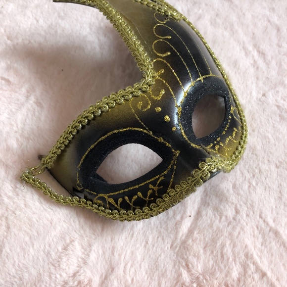 Masquerade Masks for Home Decor - Picture 15 of 16